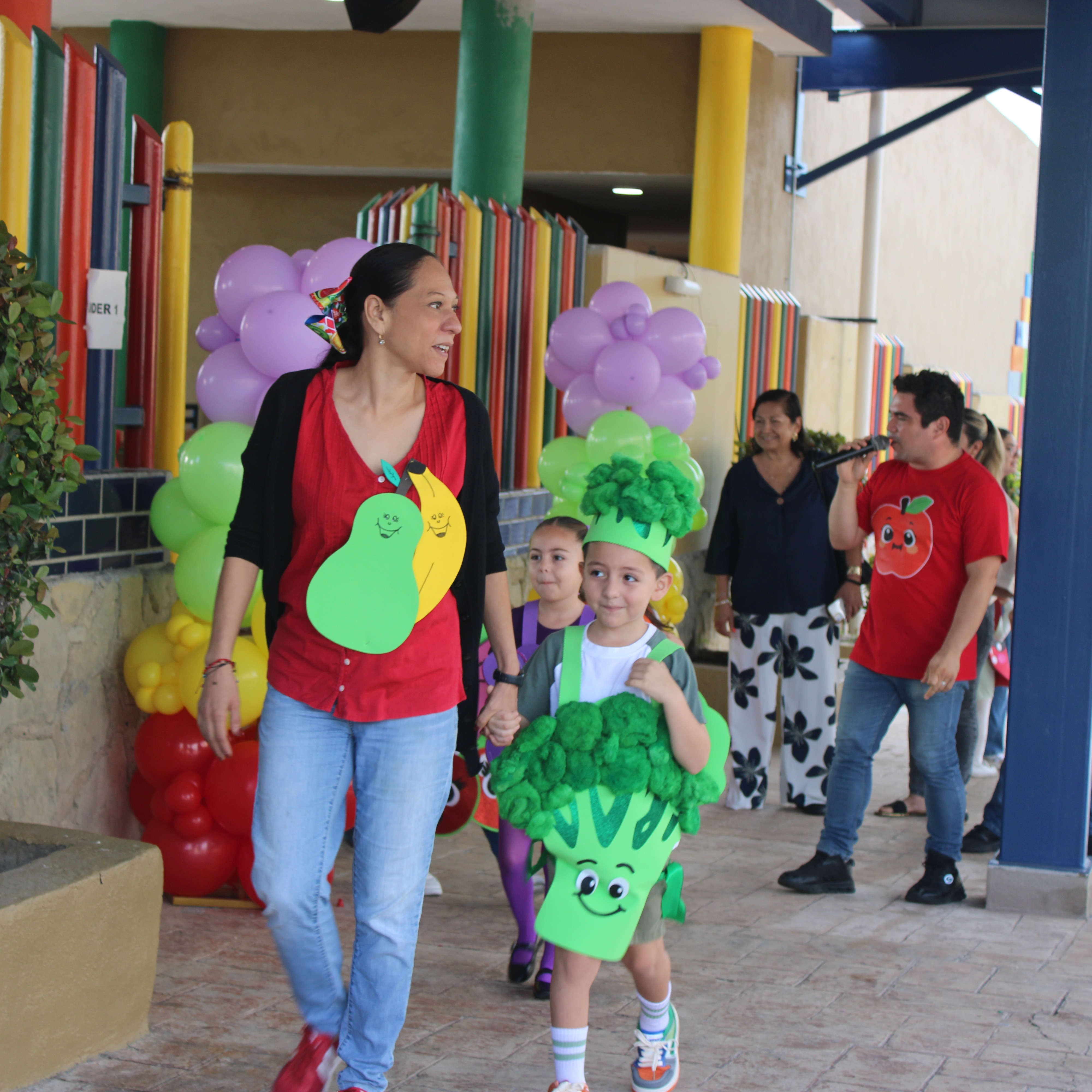 El Desfile de las frutas y verduras más lindas del mundo🥰
Acompañemos a nuestros niños a vivir y conocer la importancia de una rica y sana alimentación.
#Preescolar #Desfile #FrutasyVerduras #EducandoEnValores